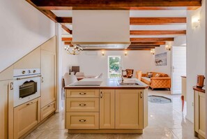 冷蔵庫、電子レンジ、オーブン、コンロ