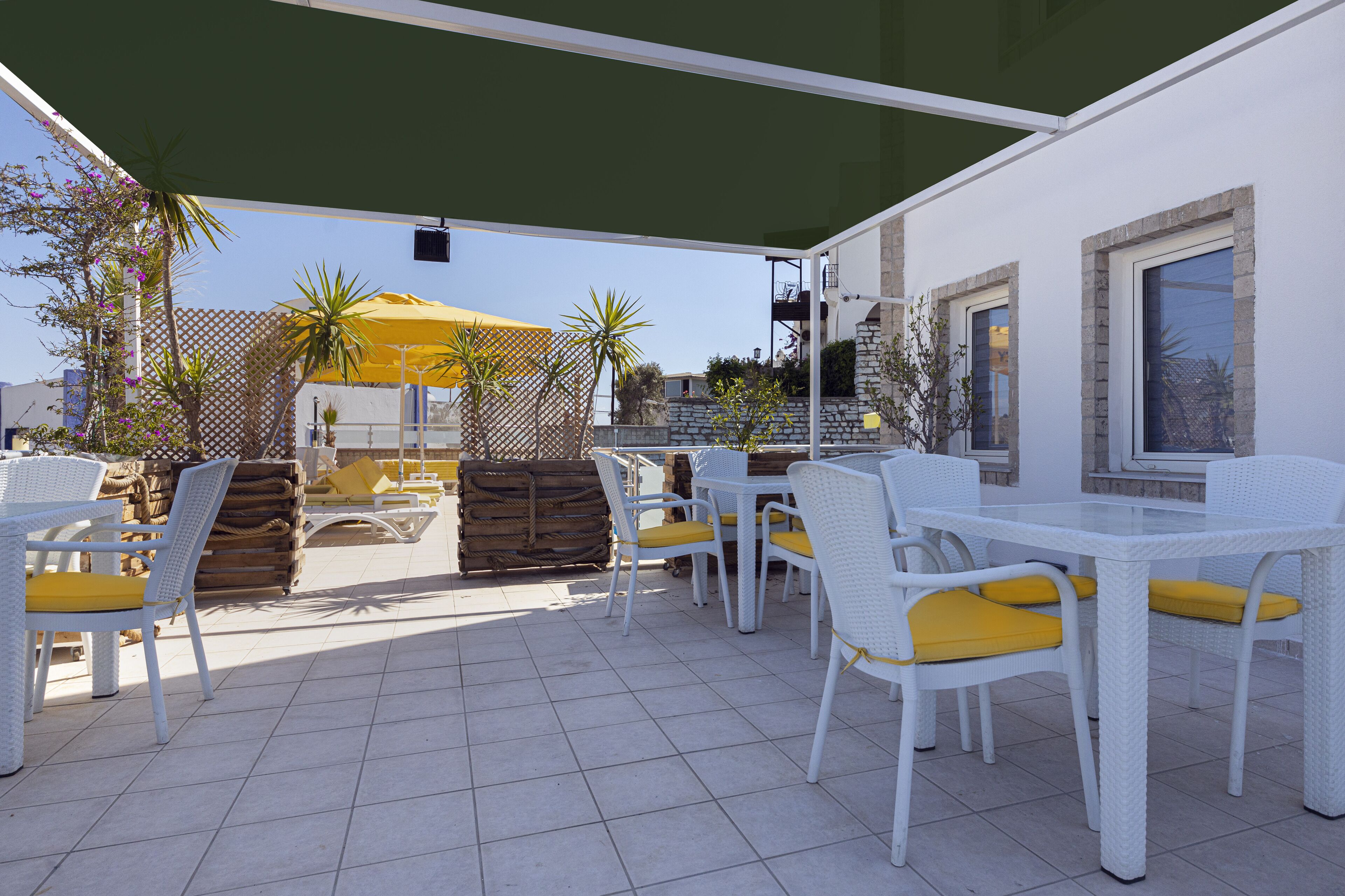 daily cooked-to-order breakfast (try 60 per person)