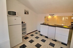 Réfrigérateur, micro-ondes, plaque de cuisson, lave-vaisselle