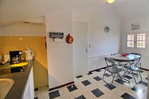 Jääkaappi, mikroaaltouuni, liesi, astianpesukone