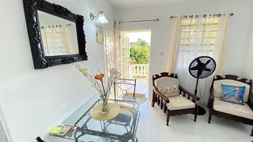 Lovely 1 Bedroom Unit Lower Level | Makan di kamar