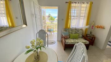 1 Bedroom Unit Upper Level | Makan di kamar