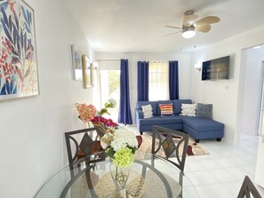 Tranquil 2 Bedroom Unit Lower Level | Oleskelualue