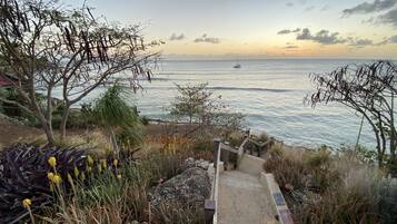 Bagian depan properti - sore/malam