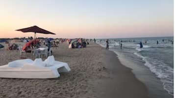 Ligstoelen aan het strand