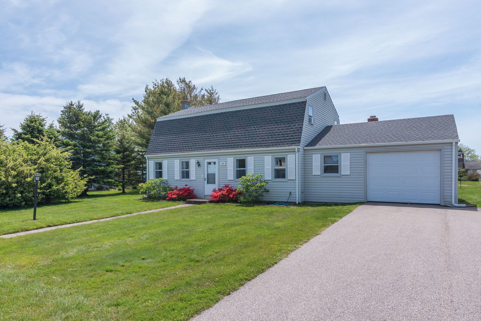 Spacious backyard, recently renovated & walking distance to Scarborough Beach!!