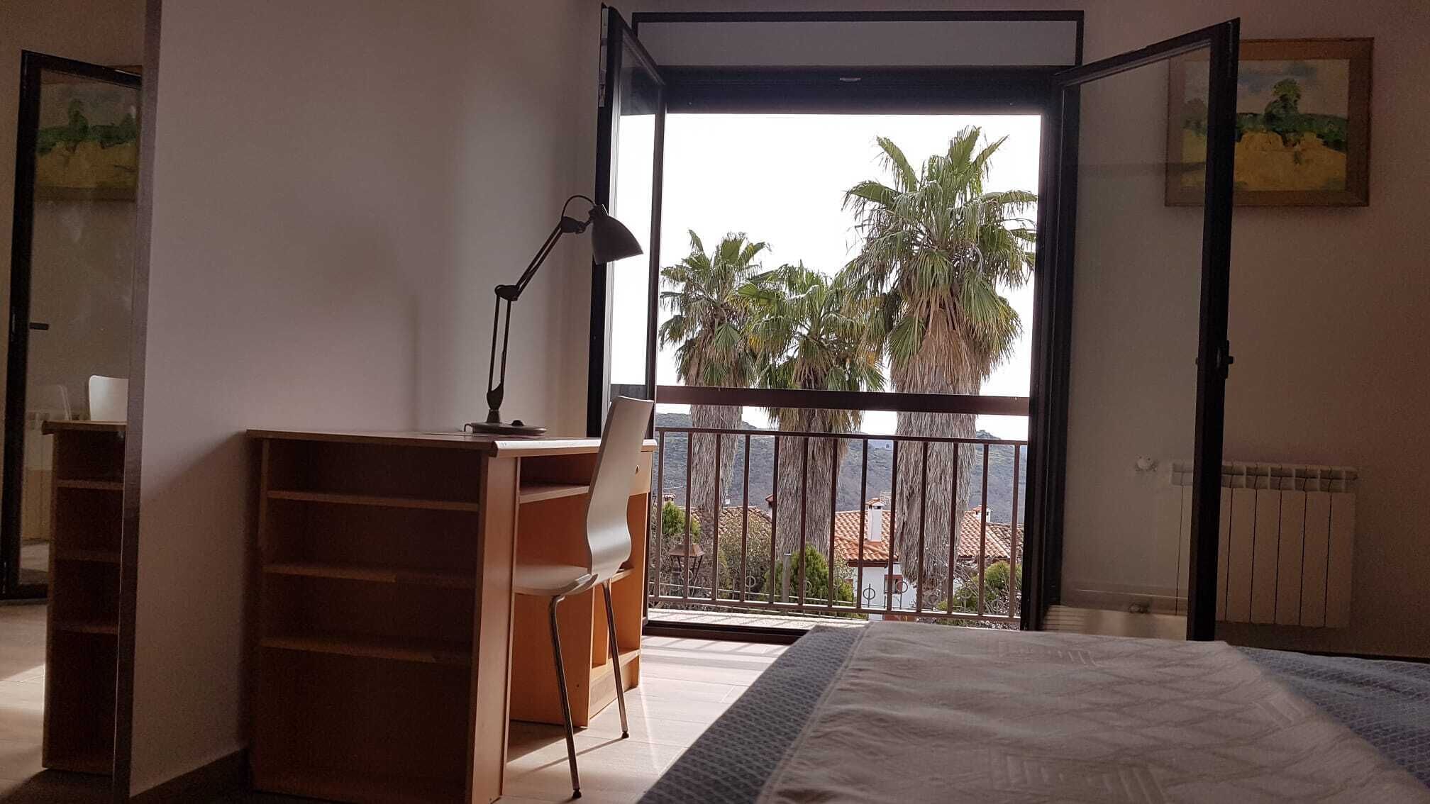 1 habitación, tabla de planchar con plancha, cuna de viaje y wifi 