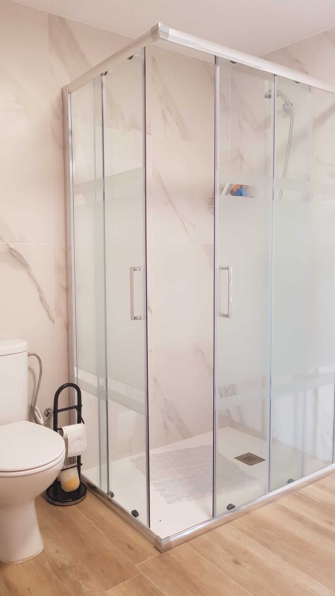 Douche, sèche-cheveux, bidet, serviettes fournies