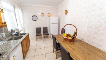 Coffee/tea maker, fridge, microwave, oven