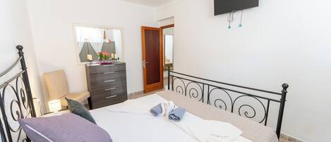 4 Schlafzimmer, Bügeleisen/Bügelbrett, Reisekinderbett, WLAN