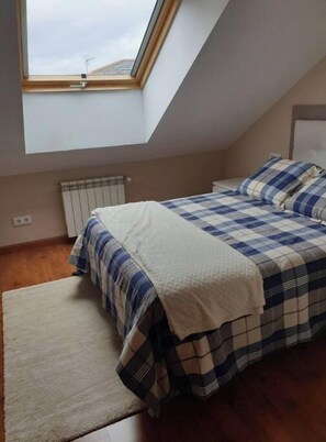 2 habitaciones, escritorio y tabla de planchar con plancha