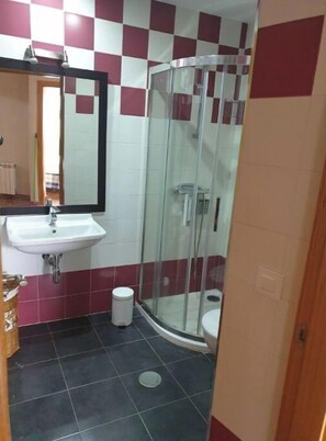 Dusche, Haartrockner, Handtücher, Seife