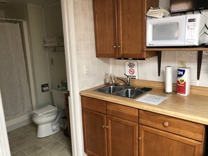 Classic Studio | Private kitchen | Mini-fridge, microwave, stovetop, coffee/tea maker - Town N' Country Motel (Canistota)