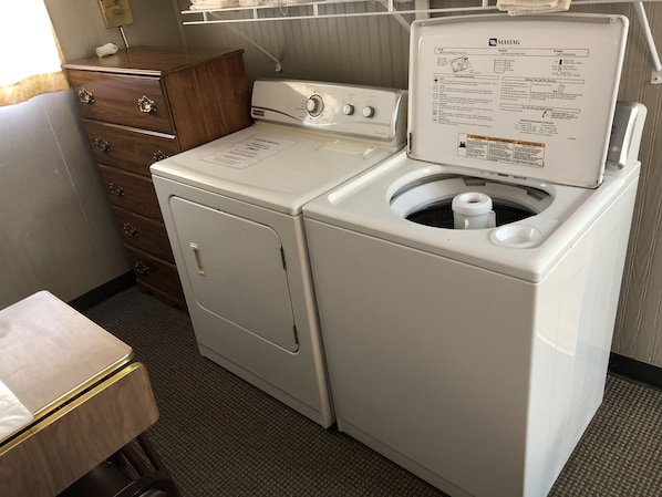 Classic Studio | Individually furnished, iron/ironing board, travel crib, free WiFi - Town N' Country Motel (Canistota)