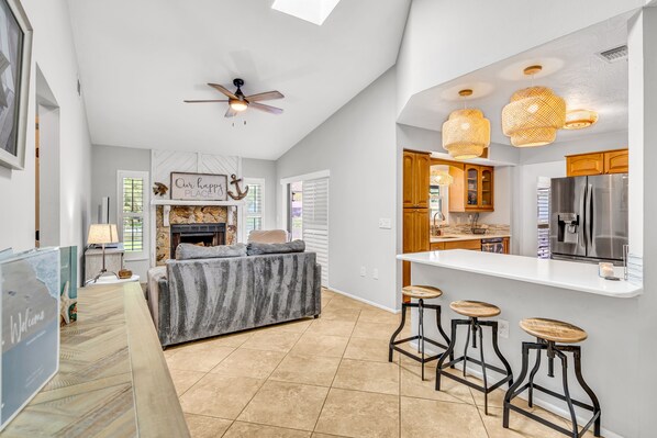 Smart TV - Pool Home That Backs Up to Water- Only 20 Miles to Beautiful Florida Beaches! (Palmetto)