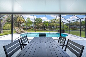 A heated pool - Pool Home That Backs Up to Water- Only 20 Miles to Beautiful Florida Beaches! (Palmetto)