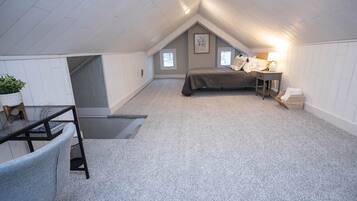 4 habitaciones, escritorio y tabla de planchar con plancha