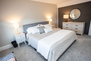 4 slaapkamers, een bureau, een strijkplank/strijkijzer, reisbedje