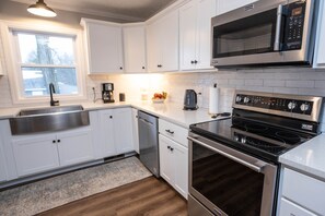 Een koelkast, een magnetron, een oven, een kookplaat