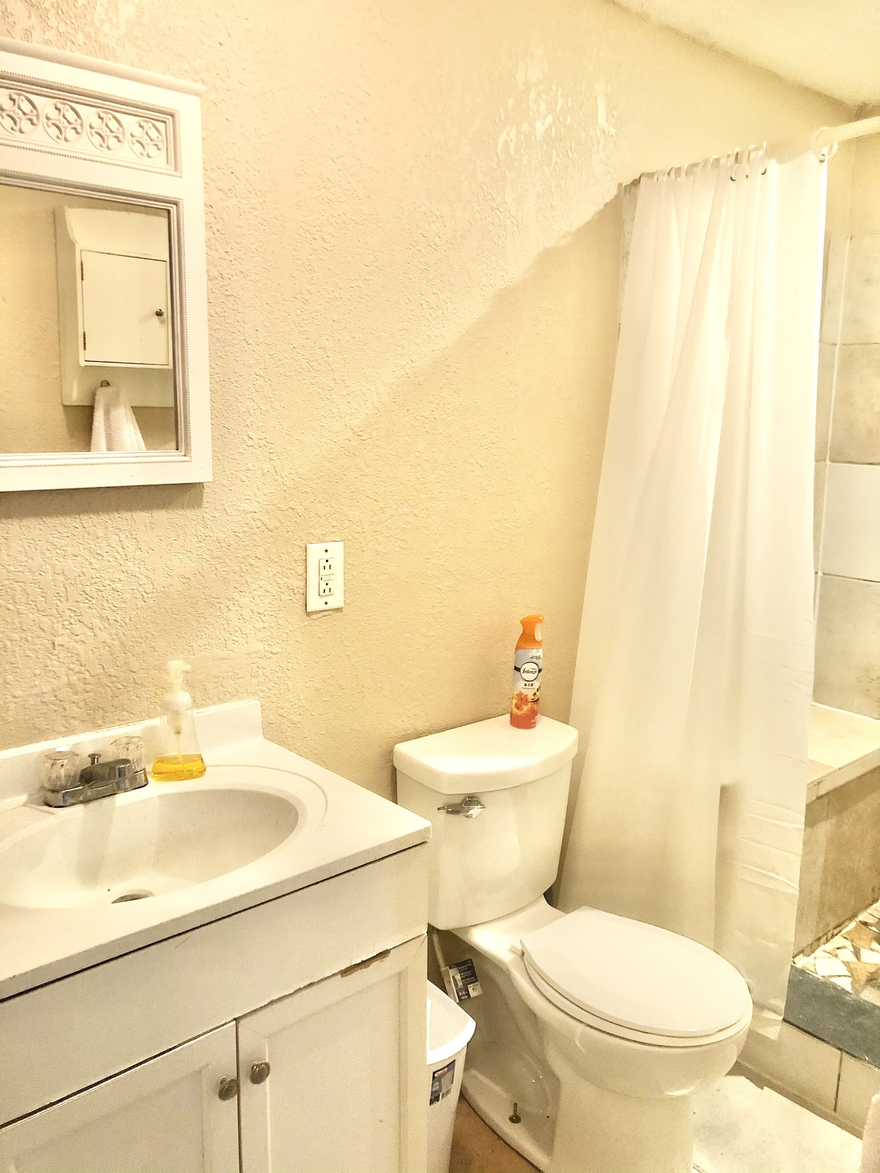 Tiny Cozy Home in Alley