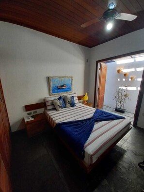 Quarto casal standard | Área de estar | TV de tela plana 32 polegadas com canais a cabo
