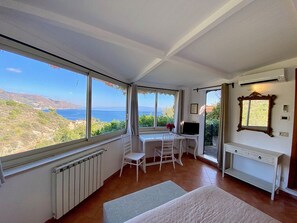 Studiosuite – junior | Safe på rommet, strykejern/-brett, wi-fi (inkludert) og sengetøy