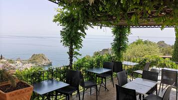 Tägliches Frühstücksbuffet (15 EUR pro Person)