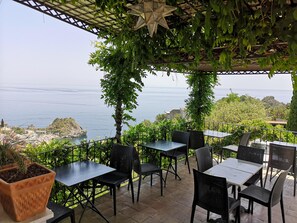 Petit déjeuner buffet (15 EUR par personne)