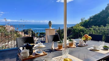 Exclusive Villa | Terrace/patio