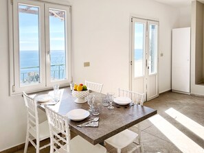 Coffres-forts dans les chambres, fer et planche à repasser