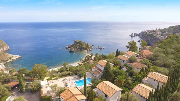 A coastal property with a swimming pool, terraced houses, and a view of the sea. - Residence Terra Rossa (Taormina)