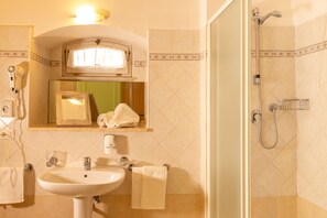 Dusche, kostenlose Toilettenartikel, Haartrockner, Bidet