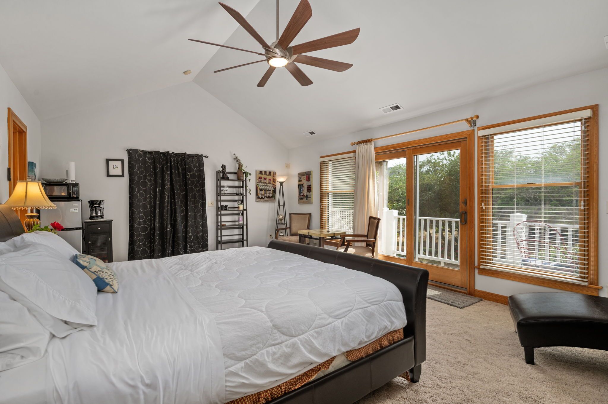 Venus Studio: Hottub, King Bed, Kayak, Bikes, SUP, 