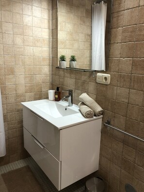 Ducha y bañera combinadas, secador de pelo, toallas y jabón