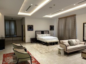 2 bedrooms, desk, iron/ironing board, free WiFi - Lush Penthouse w/  private rooftop Pool (Lagos)