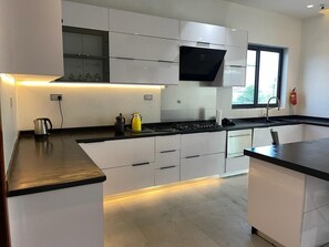 Spisebord og kjøkkenøyer