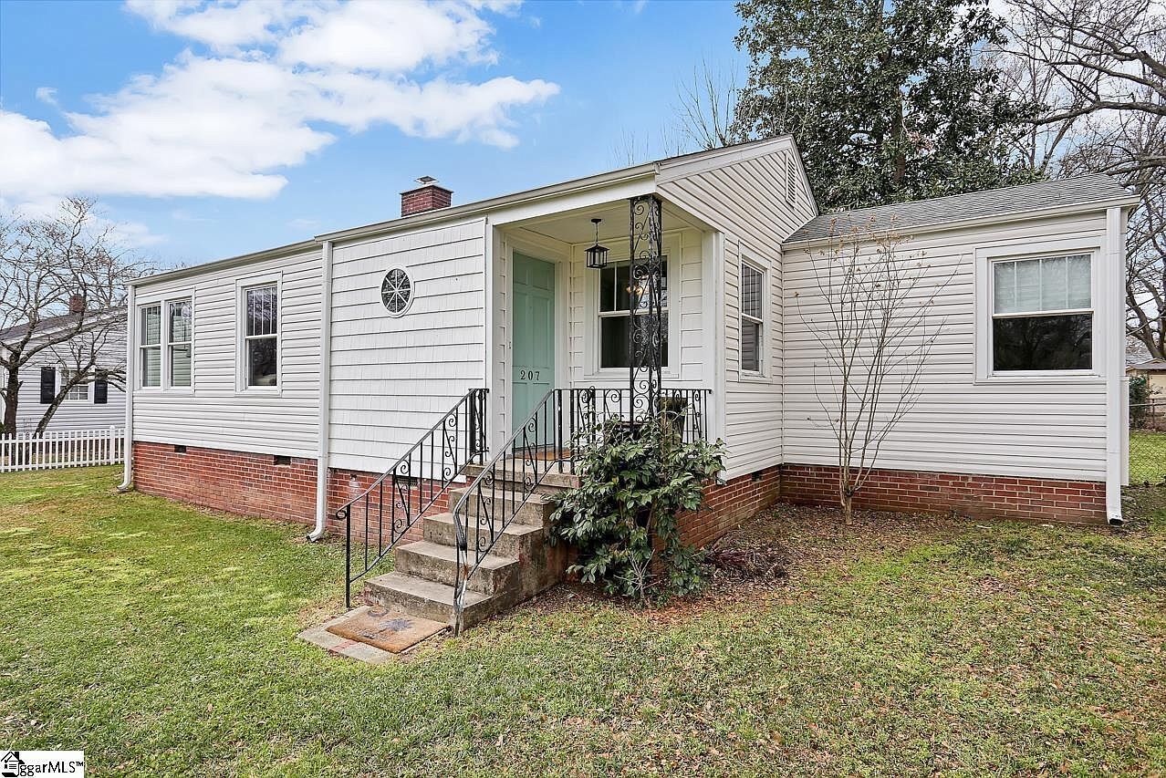 Cozy Home Quiet Neighborhood - 10 minutes to downtown Greenville