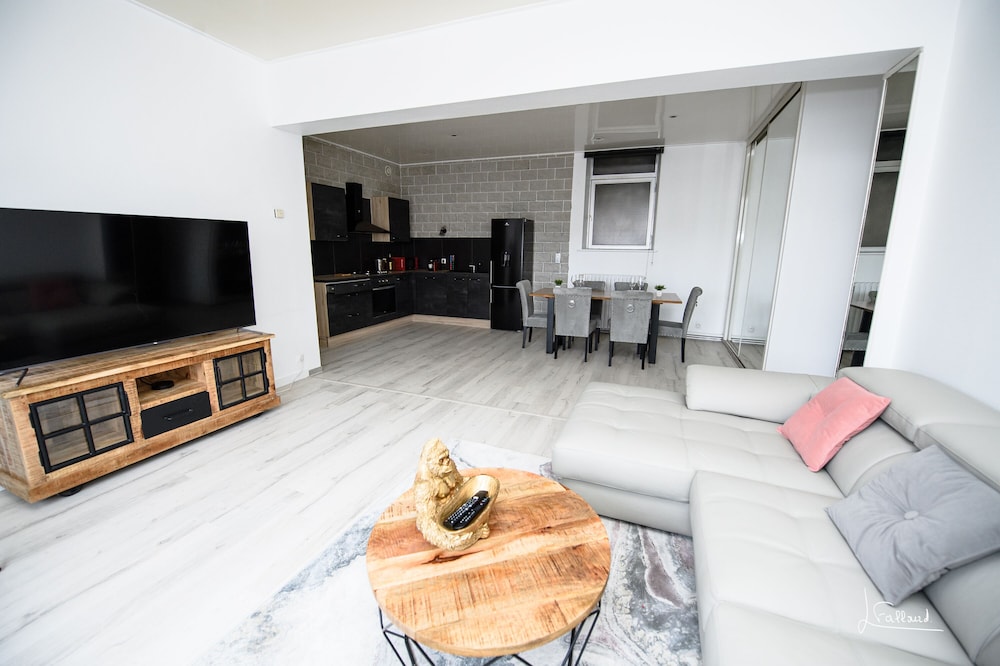 SPACIOUS EXCEPTIONAL APARTMENT
