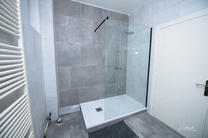 Douche, sèche-cheveux, serviettes fournies, savon