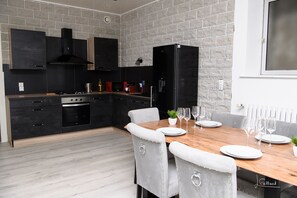 Fridge, microwave, oven, stovetop - SPACIOUS, EXCEPTIONAL APARTMENT (Épinal)