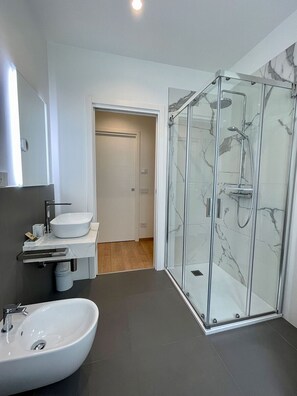 Dusche, Haartrockner, Bidet, HandtĂŒcher