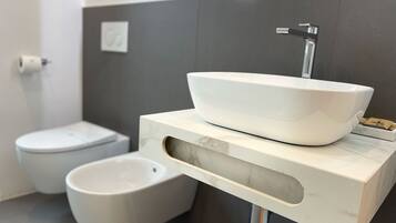 Dusche, Haartrockner, Bidet, Handtücher