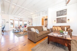 Smart TV, fireplace - Best Sunsets on Indian Lake. Perfect for fall & winter escapes! Close to skiing. (Russells Point)