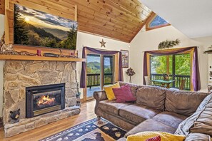 Smart TV, caminetto, videogiochi, libri