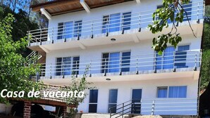 A multi-story building with balconies and a covered entrance. - Accommodation near the Danube (Orșova)