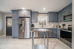 Refrigerador, microondas, horno y parrilla de estufa 