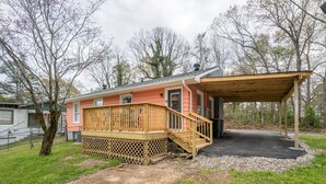 A single-story house with a wooden deck and a covered porch. - NEW! Completely renovated 2bed/1bath UPTOWN home! (Hot Springs National Park)