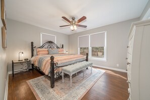 2 habitaciones, escritorio, tabla de planchar con plancha y wifi gratis 