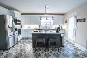 ثلاجة، ميكروويف، فرن، موقد طهي مسطح