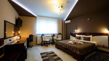 Pengeskab på værelset, skrivebord, arbejdsområde til bærbare computere